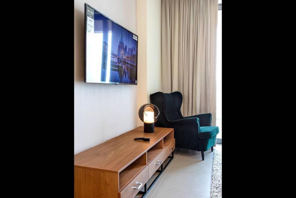Luxury Family Retreat: Beach & Mall Access with Balcony Views Samaheej Exterior photo