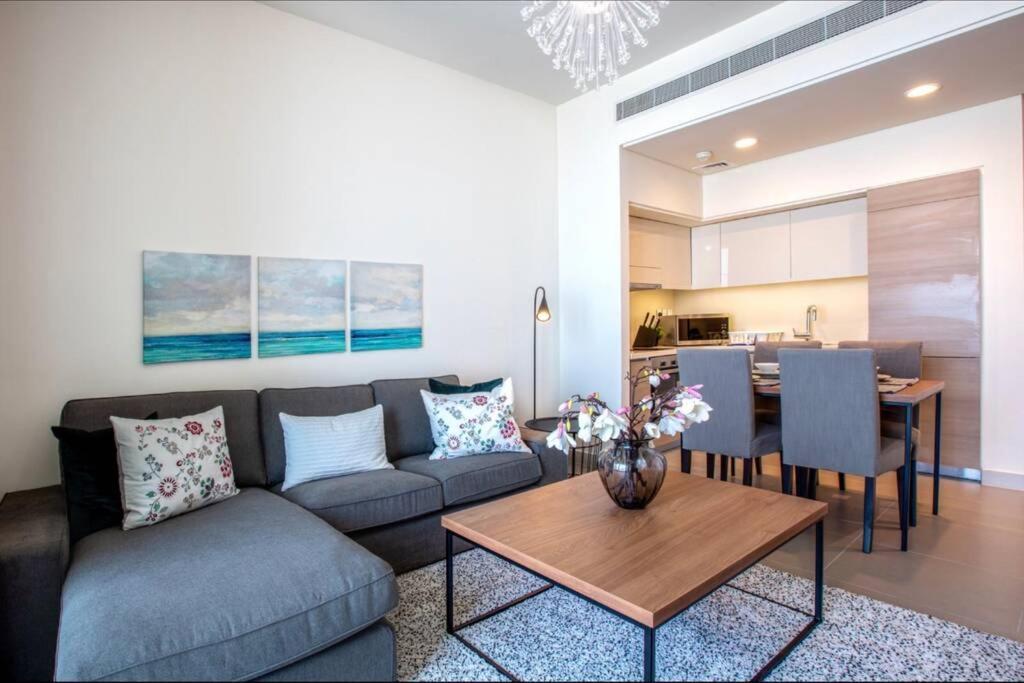 Luxury Family Retreat: Beach & Mall Access with Balcony Views Samaheej Exterior photo